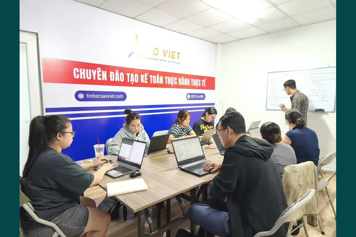 Ảnh thiết kế từ lớp kế toán thực tế do chủ website cung cấp, minh họa Quản lý phiên bản file Excel kế toán để không sửa nhầm dữ liệu.